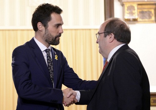 Chủ tịch nghị viện Catalonia Roger Torrent (trái) gặp các lãnh đạo đảng phái. Ảnh: AFP.