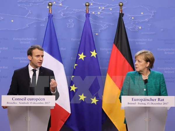Tổng thống Pháp Emmanuel Macron (trái) trong cuộc họp báo chung với Thủ tướng Đức Angela Merkel tại Hội nghị thượng đỉnh EU ở Brussels (Bỉ) ngày 15/12/2017. (Nguồn: AFP/TTXVN