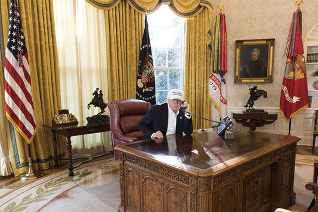 Nhà Trắng công bố hình ảnh Tổng thống Donald Trump làm việc trong phòng Bầu Dục giữa lúc chính phủ đóng cửa.