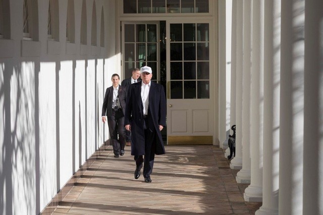Tổng thống Mỹ Donald Trump bước ra từ Phòng Bầu dục. (Ảnh: Nhà Trắng)
