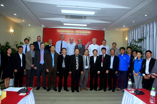 Lãnh đạo tỉnh Quảng Trị chụp ảnh lưu niệm với các chuyên gia tại buổi gặp mặt.