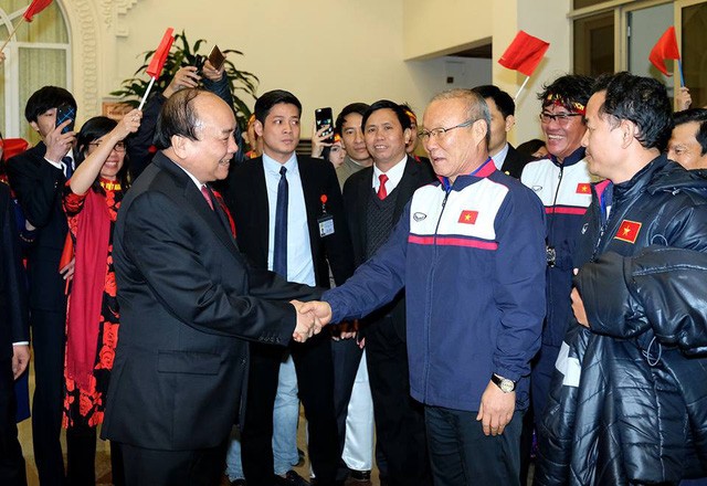 Thủ tướng bắt tay chúc mừng Huấn luyện viên Park Hang-seo khi đoàn tới trụ sở Chính phủ