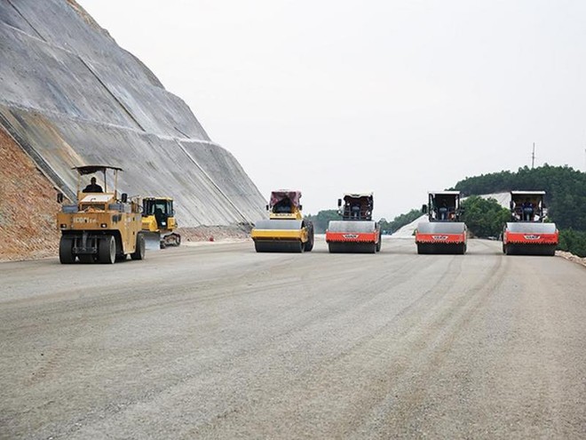 Cao tốc Hạ Long - Vân Đồn tổng vốn hơn 12.000 tỷ đồng, khởi công 9.2015, sẽ hoàn thành trong quí I.2018. Ảnh: Đỗ Phương