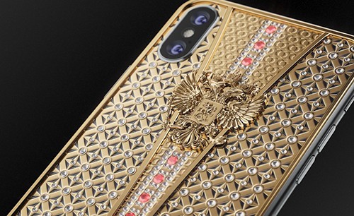 Mẫu iPhone được chế tác bằng vàng và đá quý.