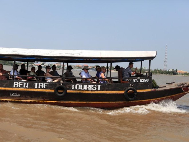 Tái cơ cấu ngành du lịch là lộ trình dài, nên cần đưa ra mục tiêu ngắn, trung và dài hạn.Trong ảnh: Du khách tham gia tour du lịch sông nước Bến Tre.