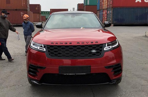 SUV hạng sang Range Rover Velar 2018 màu đỏ tại cảng Hải Phòng.