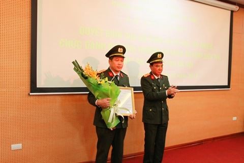 Đại tá Nguyễn Anh Tuấn, Phó Giám đốc, Thủ trưởng Cơ quan An ninh điều tra, CATP Hà Nội trao quyết định bổ nhiệm cho Thượng tá Đàm Văn Khanh. Ảnh ANTĐ