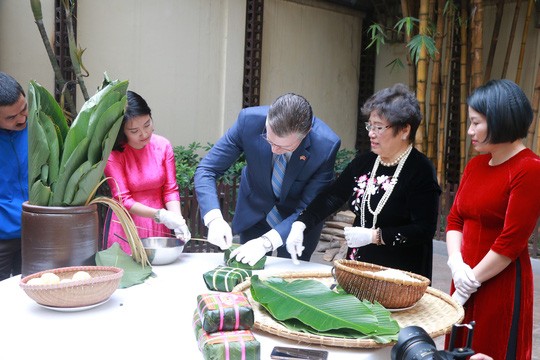 Các đại sứ EU làm bánh tét, thả hoa đăng mừng Tết Mậu Tuất