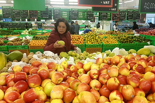 Trái cây tại các siêu thị dịp sát Tết chủ yếu là hàng nhập khẩu. Ảnh: Hoài Thu