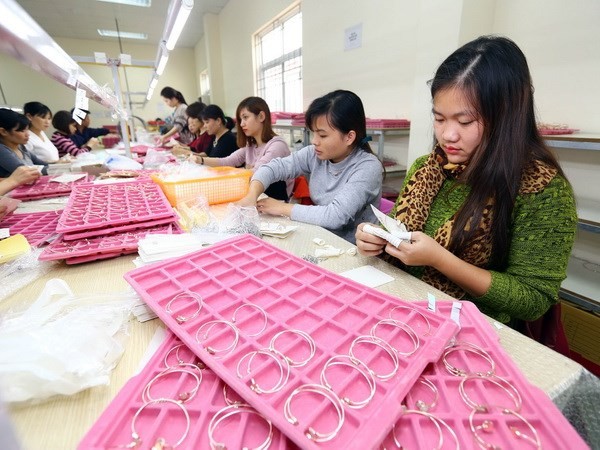 Chế tác đồ trang sức tại Công ty TNHH Bow International, vốn đầu tư của Hàn Quốc, mới đi vào hoạt động tại Khu công nghiệp Bỉm Sơn (Thanh Hóa). (Ảnh: Danh Lam/TTXVN)