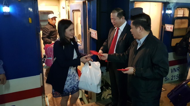 Những hàng khách đi tàu chặng TP.HCM - Hà Nội thích thú khi nhận lì xì may mắn của Bộ trưởng Bộ Giao thông vận tải Nguyễn Văn Thể