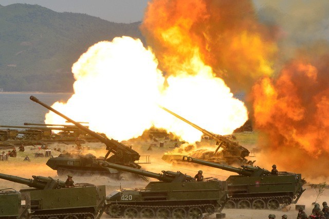 Quân đội Triều Tiên tập trận bên bờ biển (Ảnh: KCNA)