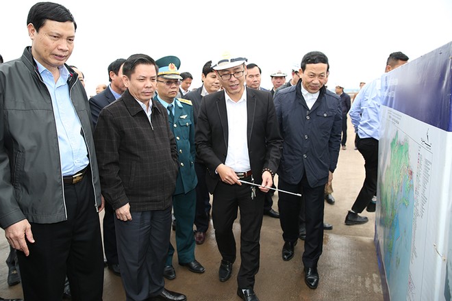 Bộ trưởng Bộ GTVT Nguyễn Văn Thể và lãnh đạo tỉnh Quảng Ninh thị sát công tác thi công Cảng hàng không quốc tế Vân Đồn