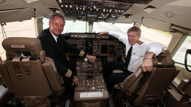 Ông John Dunkin (trái) lái máy bay riêng của ông Trump năm 2014 (Ảnh: Getty)