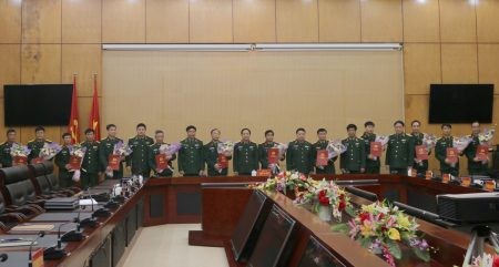Thường vụ Đảng ủy, Bộ Tư lệnh Quân khu 2 trao quyết định điều động, bổ nhiệm 12 cán bộ. Ảnh QK2