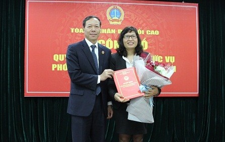 Phó Chánh án TANDTC Nguyễn Trí Tuệ trao quyết định bổ nhiệm cho bà Dương Tuyết Miên. Ảnh báo Công lý