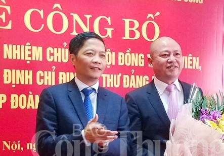 Bộ trưởng Trần Tuấn Anh trao quyết định và chúc mừng ông Nguyễn Phú Cường