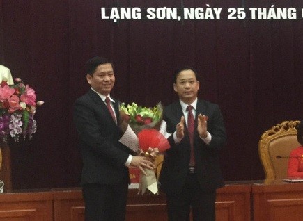 Phó Chủ tịch UBND tỉnh Lạng Sơn Nguyễn Long Hải (trái)