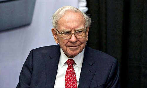 Warren Buffett muốn chờ thời cơ làm một thương vụ lớn. Ảnh: AFP