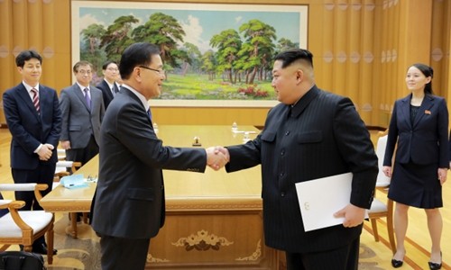 Trưởng phái đoàn Hàn Quốc Chung Eui-yong (trái) chuyển thư của Tổng thống Moon Jae-in cho nhà lãnh đạo Triều Tiên Kim Jong-un ngày 5/3. Ảnh: Cheong Wa Dae.