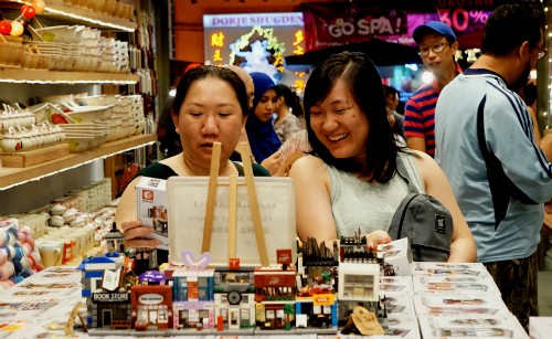 Du khách Việt mua sắm tại một cửa hàng lưu niệm ở Cameron, Malaysia. Ảnh: Viễn Thông