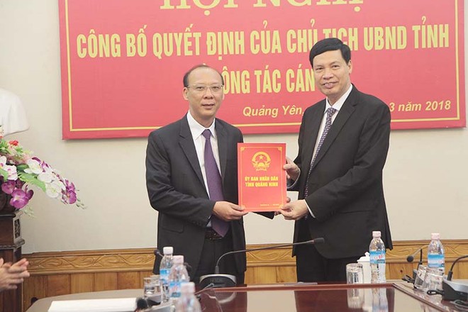 Chủ tịch UBND tỉnh Quảng Ninh Nguyễn Đức Long trao quyết định cho ông Trần Đức Thắng. Ảnh báo Quảng Ninh