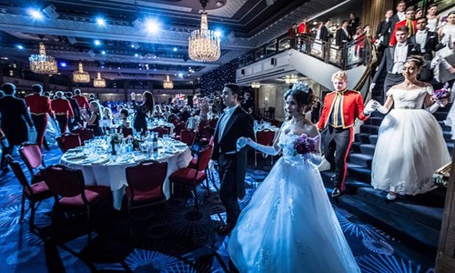 Đêm vũ hội ở London diễn ra hàng năm Khách sạn Nhà Grosvenor có tên gọi chính thức là Russian Debutante Ball dành cho các con cái gia đình siêu giàu Nga sống ở Anh. Ảnh: Guardian.