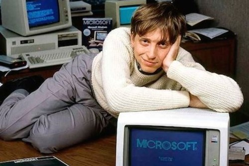 Bill Gates đã bỏ dở Harvard để tập trung cho Microsoft. 