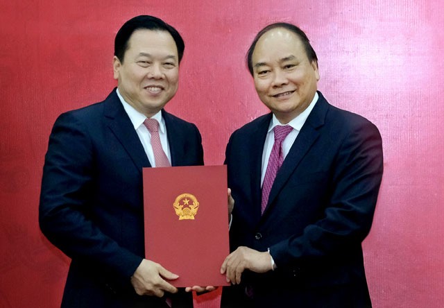 Thủ tướng Nguyễn Xuân Phúc trao quyết định bổ nhiệm cho ông Nguyễn Hoàng Anh giữ chức Chủ Ủy ban Quản lý vốn nhà nước tại doanh nghiệp.