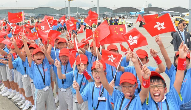Trẻ em Hong Kong chào đón đoàn Olympic Trung Quốc tại sân bay Hong Kong năm 2016 (Ảnh: Hongkongfp)