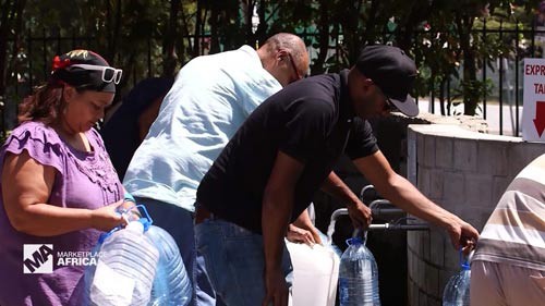 Người dân ở TP Cape Town - Nam Phi xếp hàng nhận nước Ảnh: MARKETPLACE AFRICA