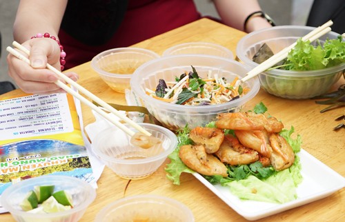 Nhiều món ăn truyền thống Việt Nam như phở, bún chả, nem, bánh tôm được truyền thông nước ngoài ca ngợi. Ảnh: Phạm Huyền.
