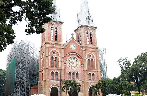 Nhà thờ Đức Bà Sài Gòn đang được rào chắn để phục vụ trùng tu. Ảnh: Hữu Công.