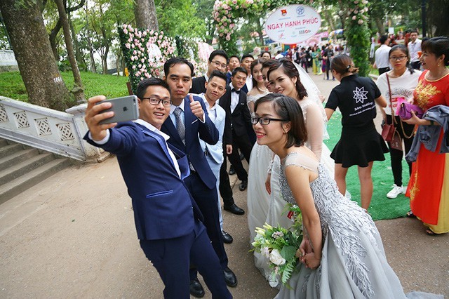 Thành đoàn Hà Nội tổ chương trình Lễ hội đám cưới tập thể theo nếp sống mới dành cho 34 cặp đôi (trong đó có 17 cặp đôi trẻ) năm 2017
