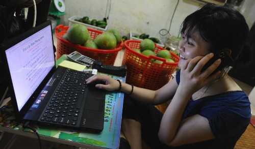 Tiếp cận thương mại điện tử ở Việt Nam đang rất thuận lợi. Ảnh: AFP