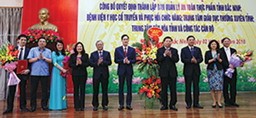 Các đồng chí lãnh đạo tỉnh Bắc Ninh chúc mừng lãnh đạo Ban Quản lý An toàn thực phẩm tỉnh.