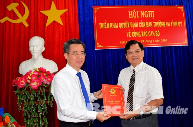 Bí thư Tỉnh ủy Nguyễn Quang Dương trao quyết định cho đồng chí Nguyễn Văn Hòa. Ảnh báo Bạc Liêu.