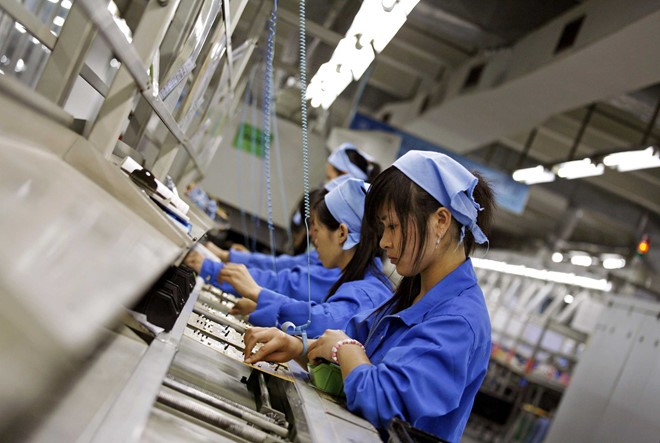 Công nhân trong một xưởng lắp đặt linh kiện điện tử tại Trung Quốc. Ảnh: AP.