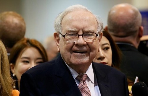 Warren Buffett trong Đại hội cổ đông Berkshire Hathaway năm ngoái. Ảnh: Reuters