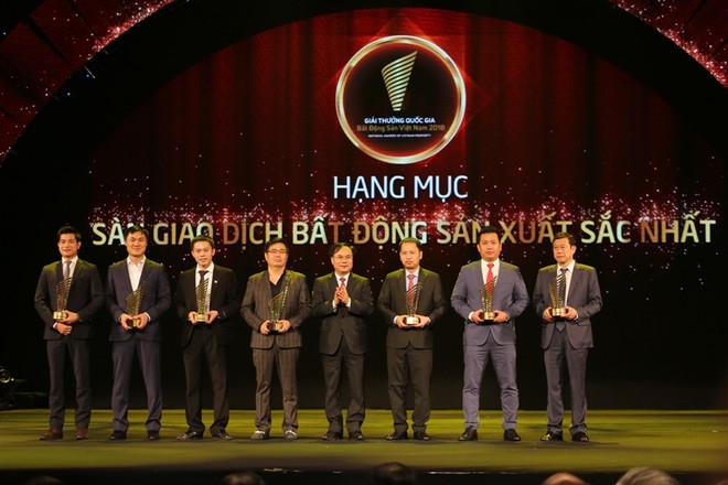 Ông Lê Tuyển Cử - Phó tổng giám đốc Tập đoàn Hoàng Quân tại Hà Nội (Ngoài cùng bên phải) – nhận giải thưởng Sàn giao dịch bất động sản xuất sắc nhất Việt Nam năm 2018