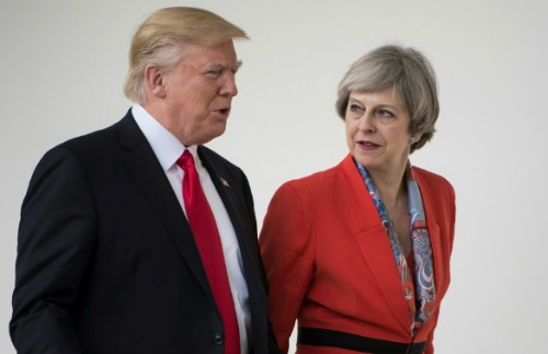 Thủ tướng Anh Theresa May (phải) gặp Tổng thống Mỹ Trump tại Nhà Trắng tháng 1/2017. Ảnh: AFP