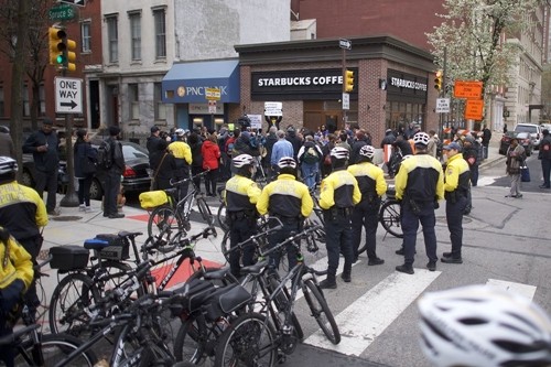 Cảnh sát và người phản đối bên ngoài một cửa hàng Starbucks cách đây vài ngày. Ảnh: AFP