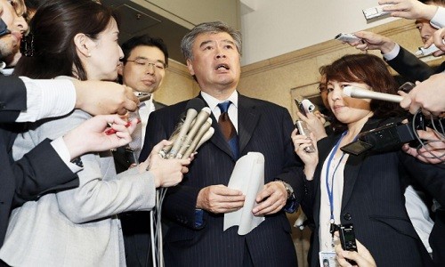 Ông Junichi Fukuda trả lời báo chí về cáo buộc quấy rối tình dục nhiều nữ phóng viên hôm 18/4. Ảnh: Kyodo News.