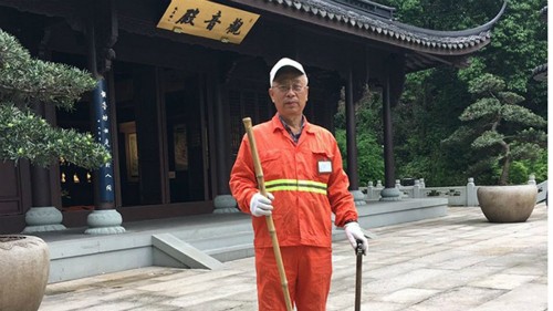 Ông Yang làm việc dọn dẹp tại Hàng Châu. Ảnh: The Paper.
