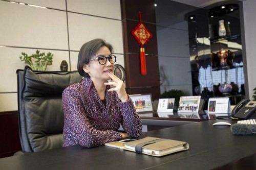 Nữ tỷ phú Zhou Qunfei tại văn phòng làm việc của Lens Technology. 