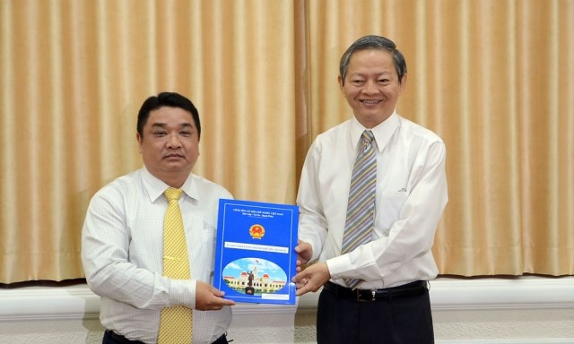 Ông Lê Văn Khoa (phải) xin thôi chức Phó chủ tịch UBND TP.HCM. Ảnh: Sở GTVT TP.HCM.