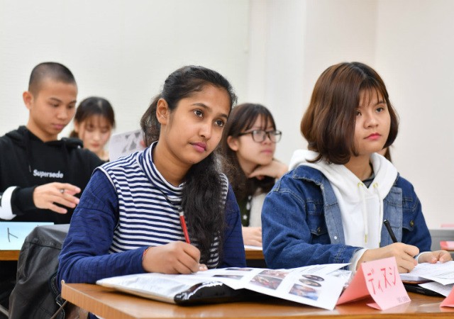 Có 1/3 trong tổng số 26.000 sinh viên nước ngoài tốt nghiệp các trường tại Nhật Bản trong năm tài chính 2016 ở lại nước này làm việc.