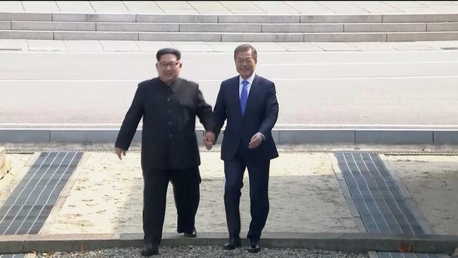 Khoảnh khắc ông Kim Jong-un mời Tổng thống Hàn Quốc bước qua giới tuyến