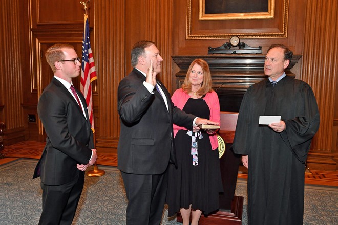 Tân Ngoại trưởng Mỹ Pompeo tuyên thệ tại Tòa án tối cao ngày 26/4. Ảnh: Văn phòng Bộ Ngoại giao Mỹ.