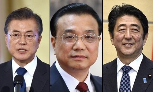 Từ trái qua, Tổng thống Hàn Quốc Moon Jae-in, Thủ tướng Trung Quốc Lý Khắc Cường và Thủ tướng Nhật Bản Shinzo Abe. Ảnh: Reuters.